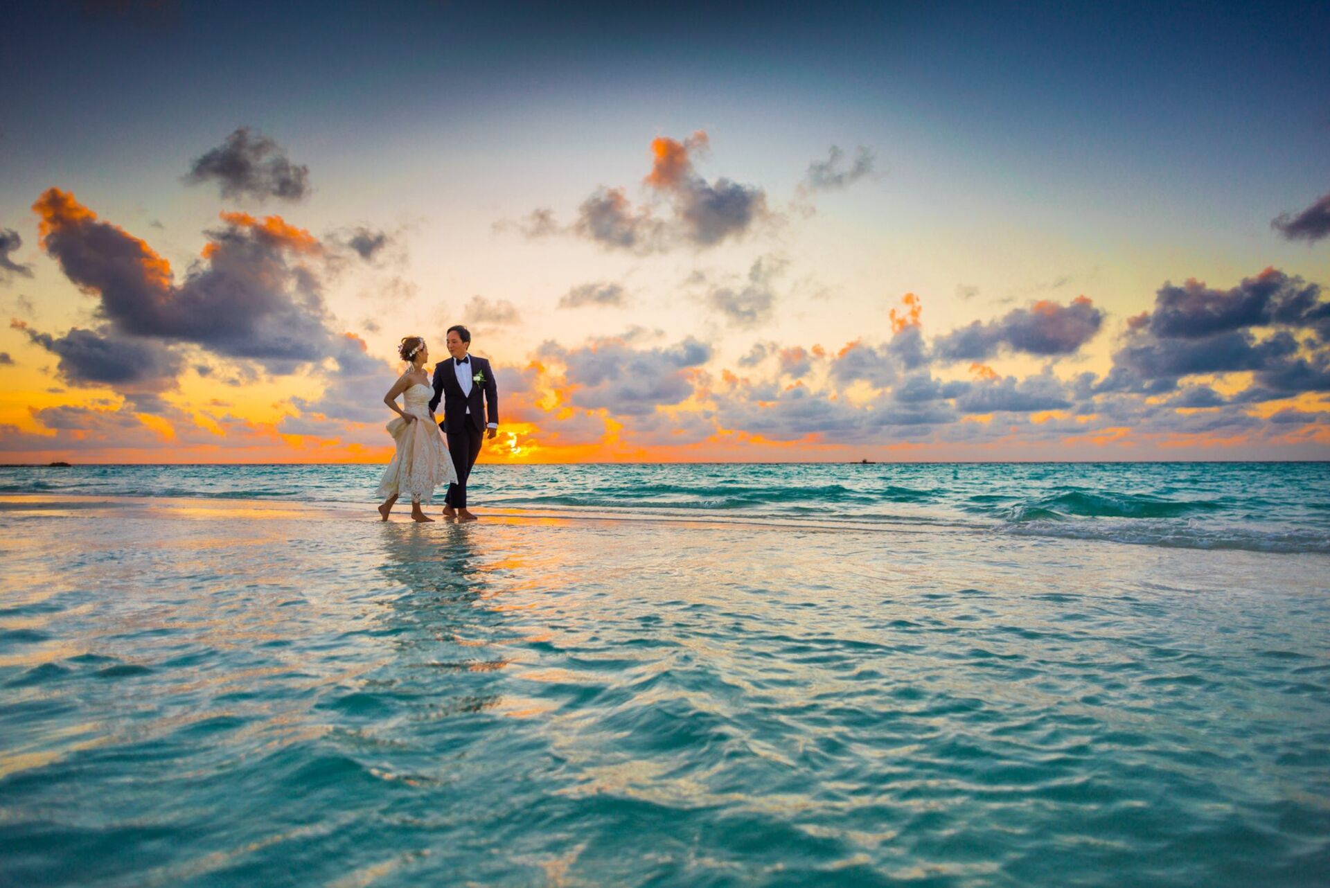 Para młoda na plaży